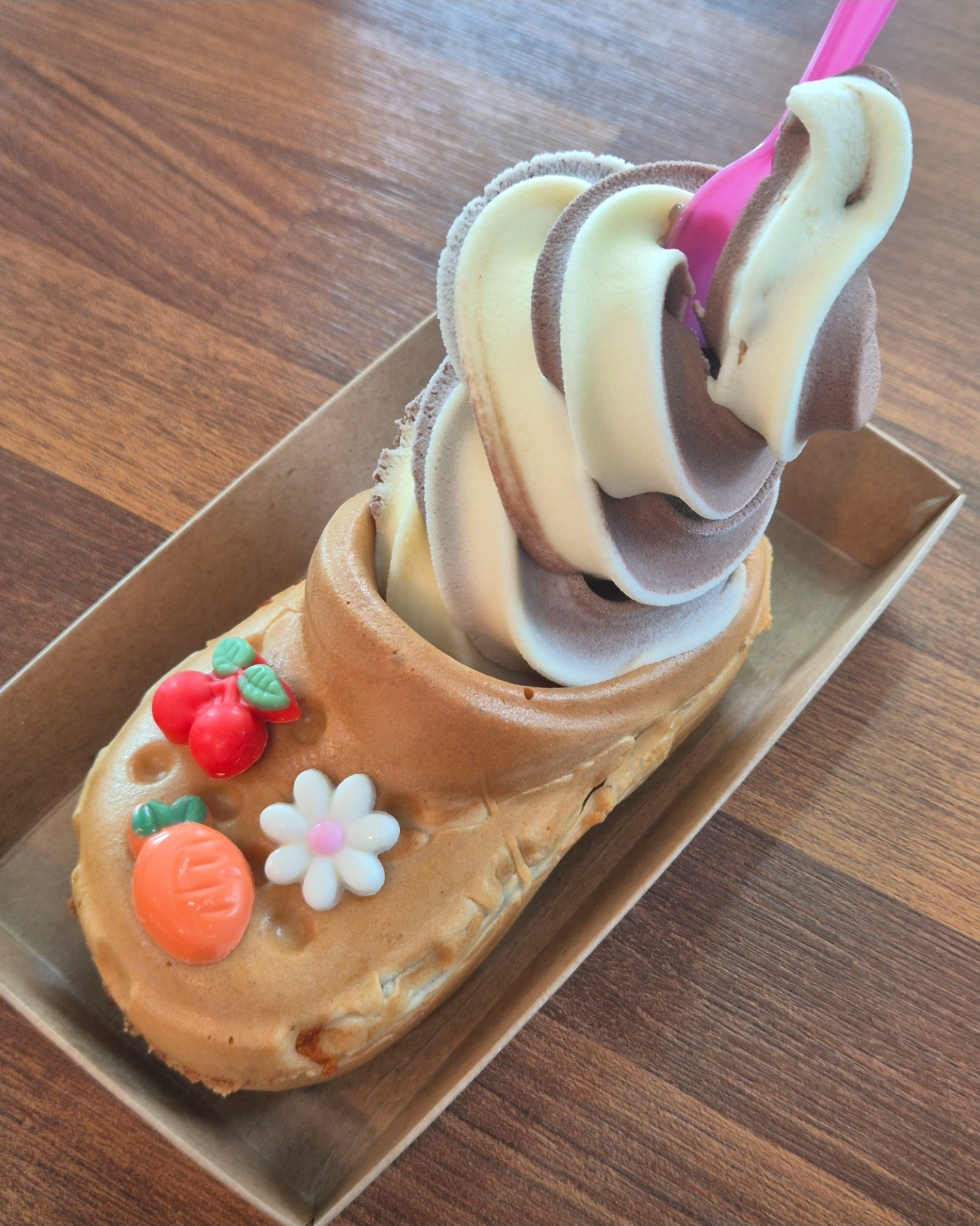 초코와 바닐라 젤라또를 올린 크록스빵